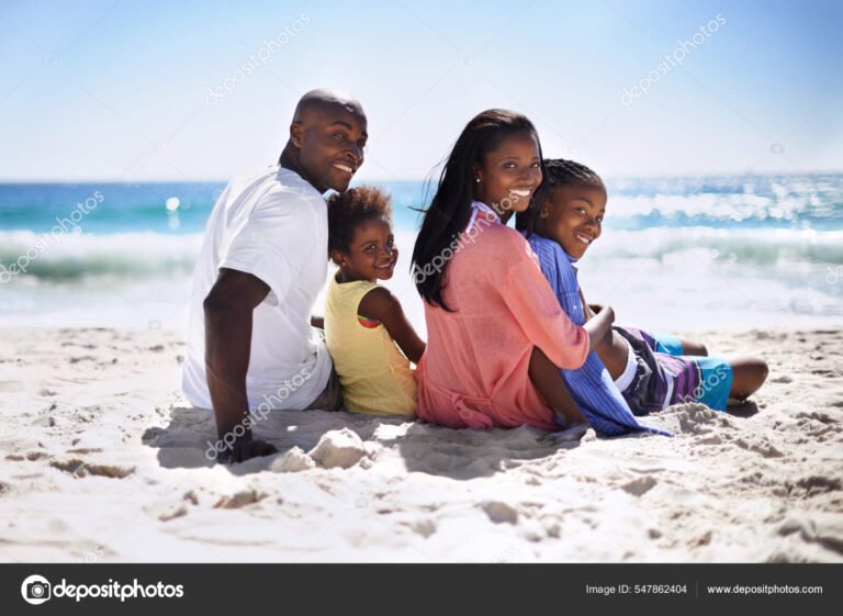 Cuánto es el porcentaje de la prima vacacional que establece la ley 25 familia disfrutando en la playa juntos