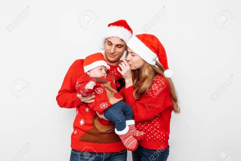 familia feliz usando sueteres navidenos