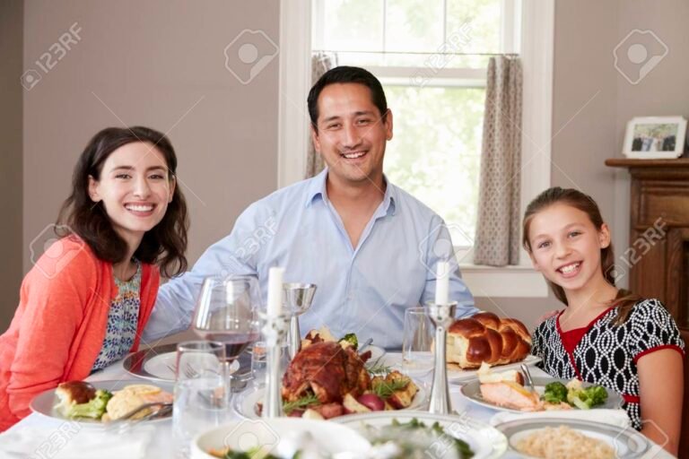 familia judia disfrutando del shabat juntos