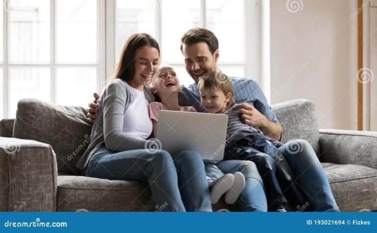 Dónde encontrar asesoría jurídica familiar gratuita en línea 19 familia unida con computadora en casa