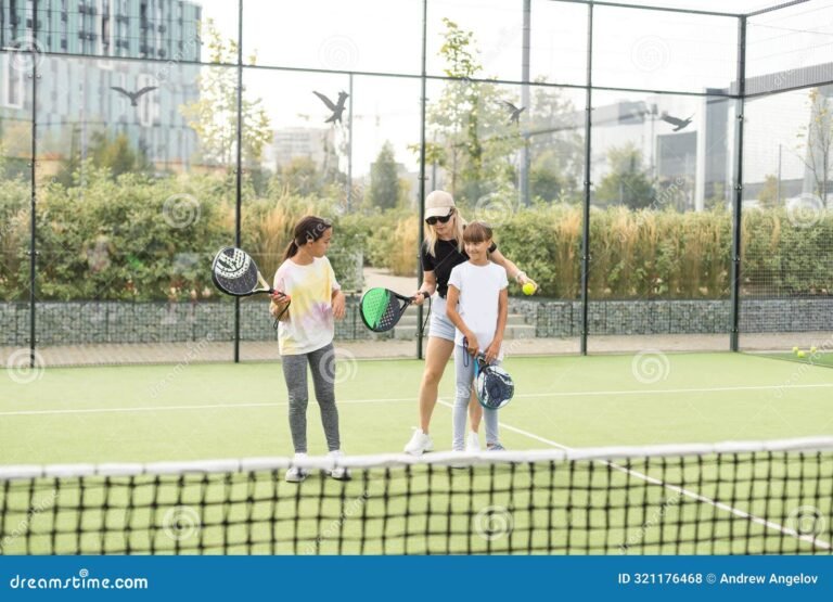 familia unida en un campo de tenis