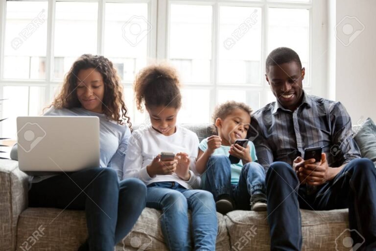 familia usando dispositivos moviles juntos