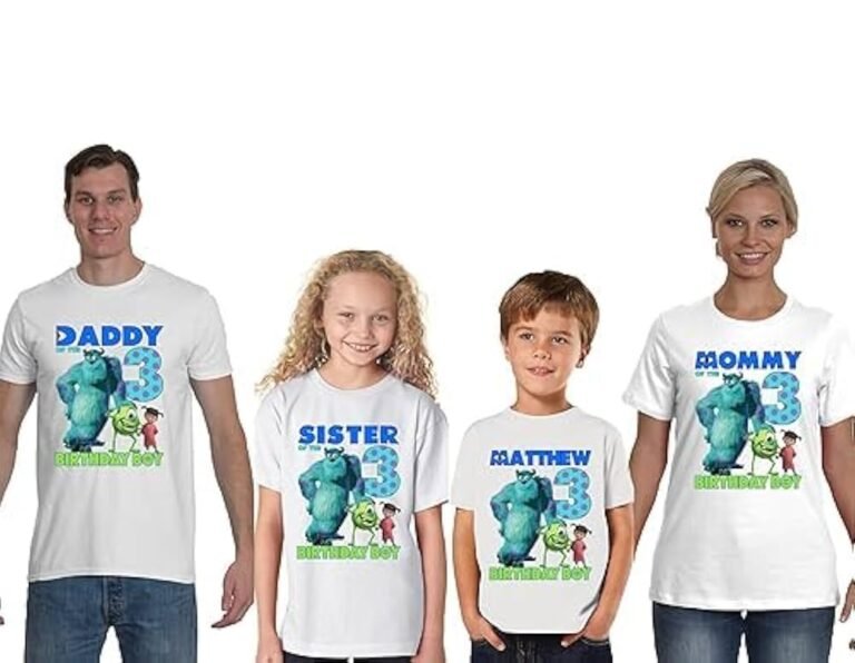 familia vestida de personajes de monster inc