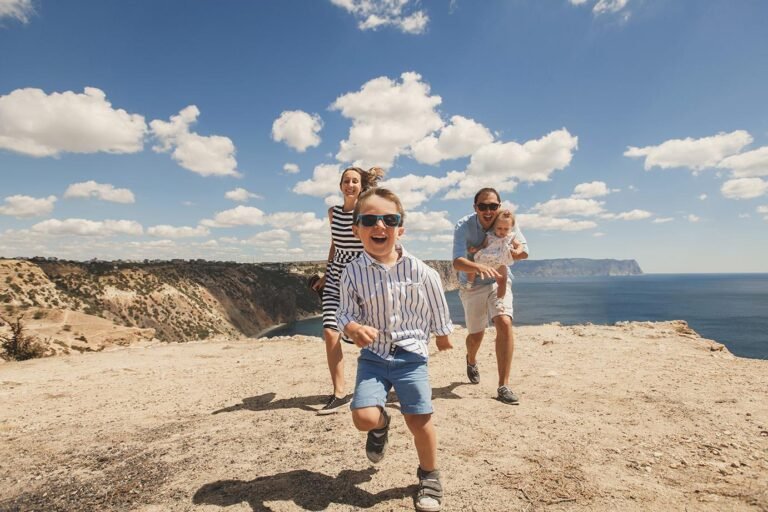 Necesito una carta de permiso para que mis hijos viajen en México 14 familia viajando juntos en un paisaje mexicano