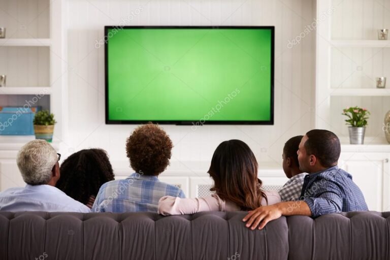 Qué programas de TV puedes ver en Prime Video 13 familia viendo television en un salon acogedor