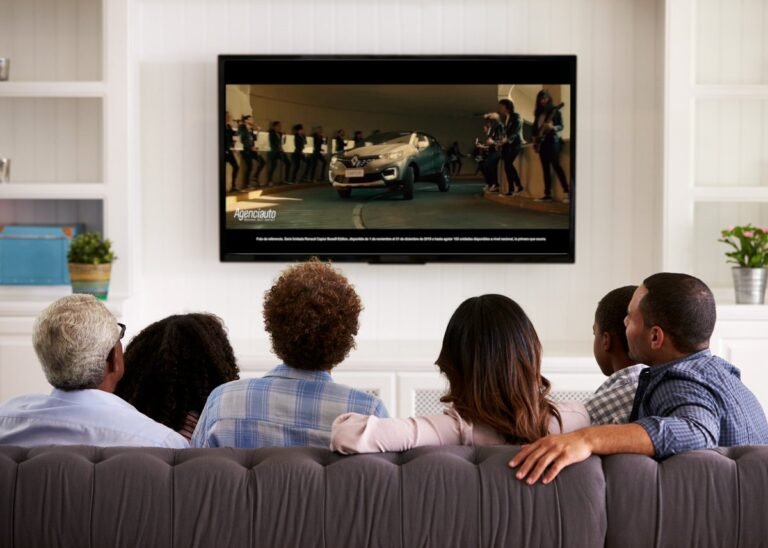 familia viendo una pelicula en casa