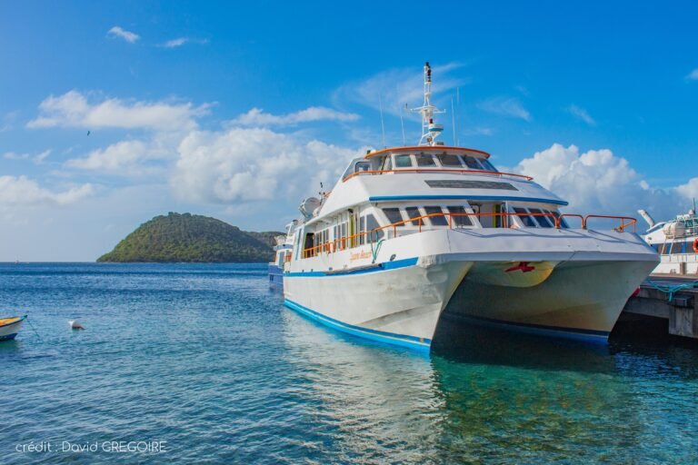 ferry navegando en aguas caribenas turquesas