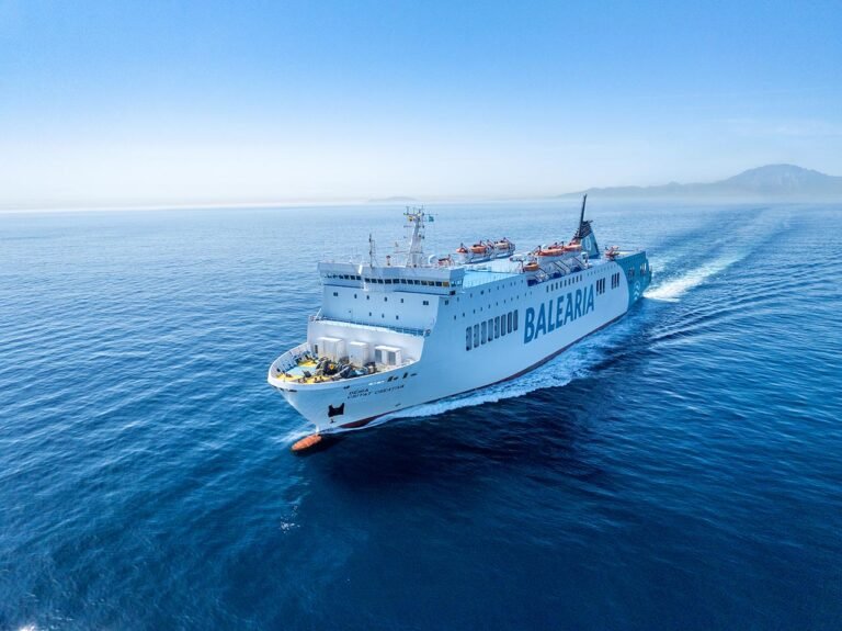 ferry navegando en el mar azul