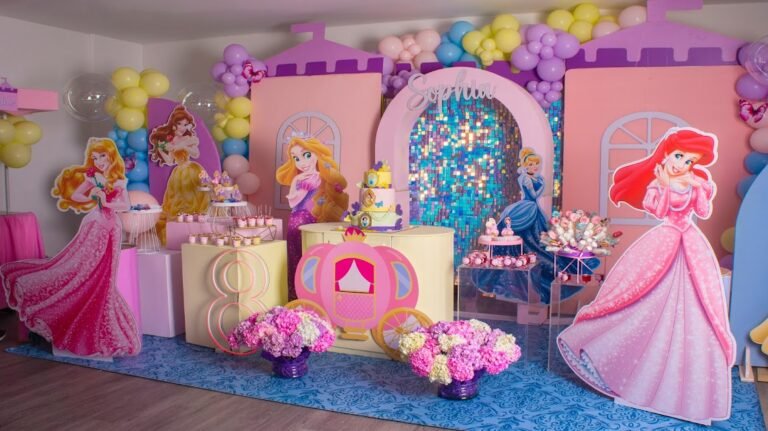 fiesta tematica colorida con decoracion de personajes