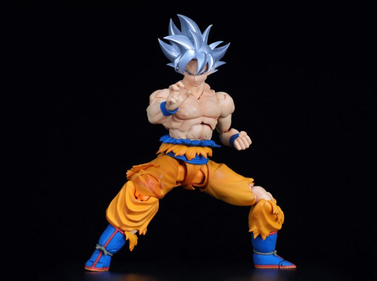 figura de goku ultra instinto en exhibicion