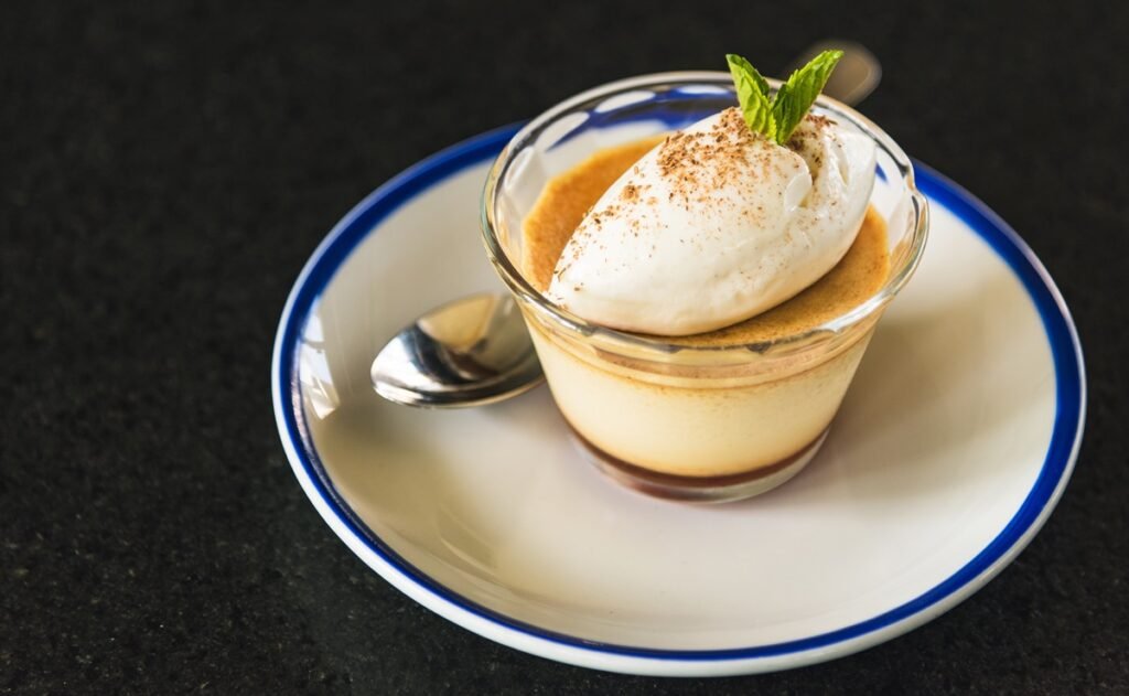 flan napolitano recien hecho y decorado