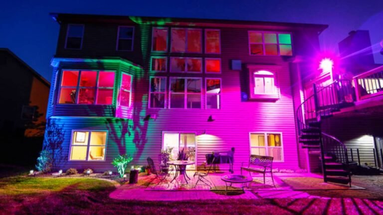 focos led de colores encendidos en casa