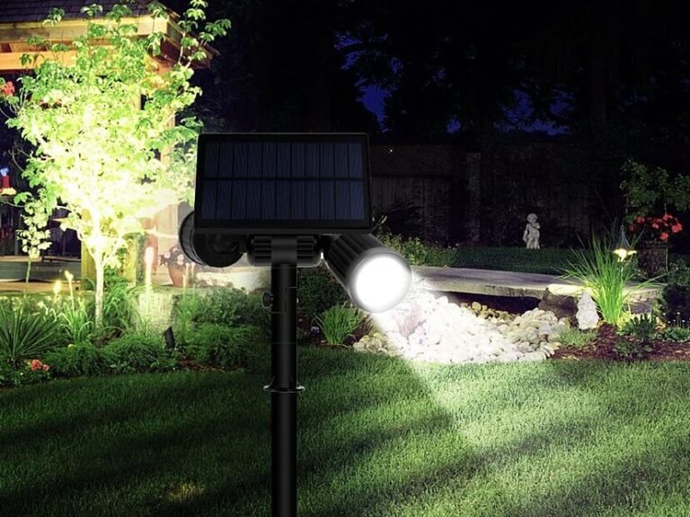 focos solares iluminando un jardin nocturno