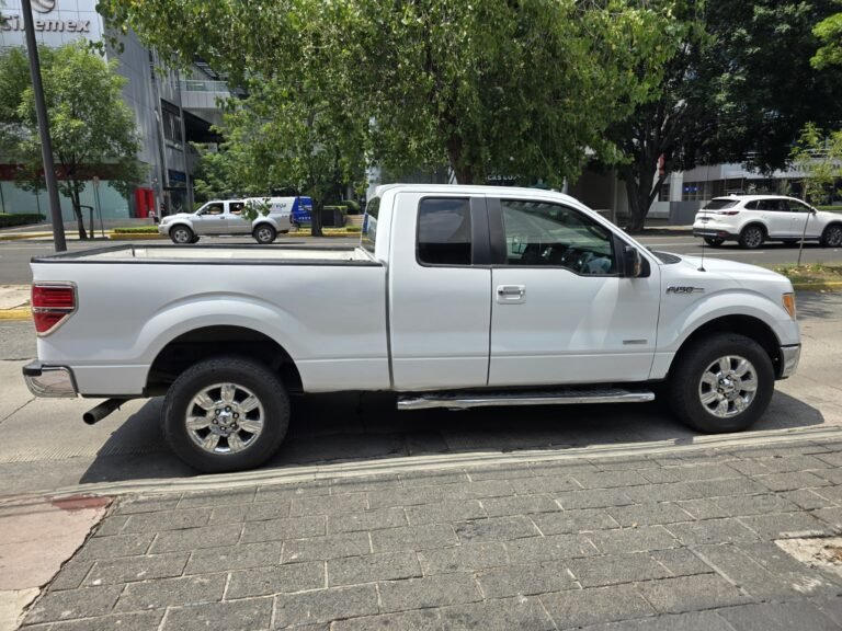 ford lobo cabina y media en carretera