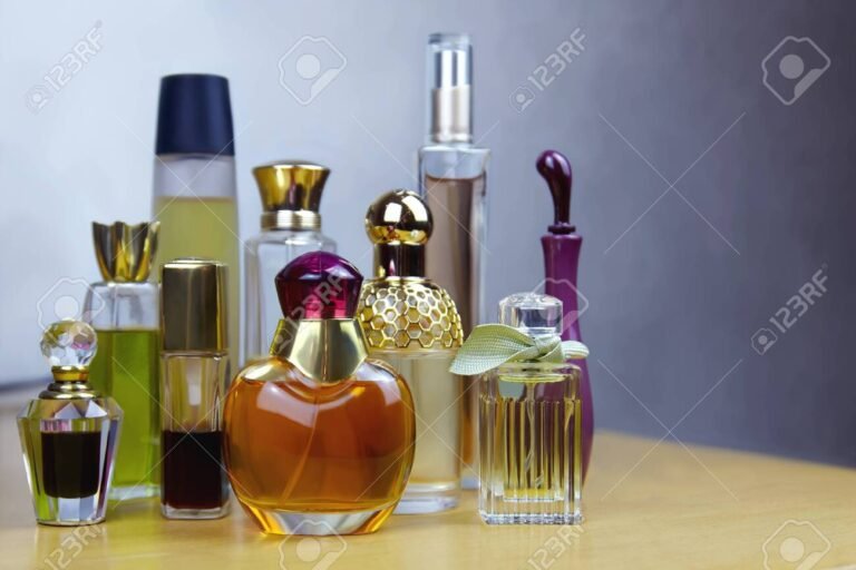 Qué características y reseñas tiene el perfume Paris et Moi de Jafra 12 frascos de perfume elegantes sobre una mesa