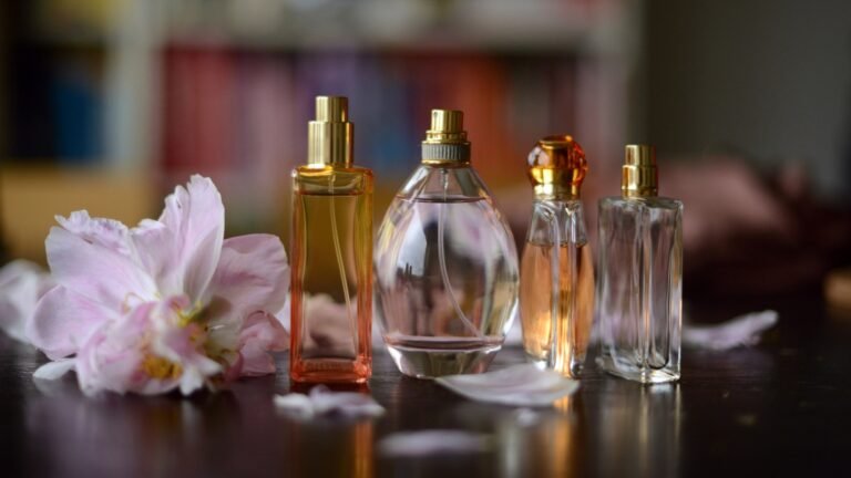 frascos de perfumes elegantes en una mesa