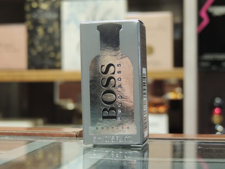 frascos de perfumes hugo boss en exhibicion
