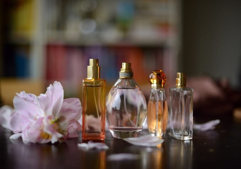 frascos elegantes de perfumes en exhibicion
