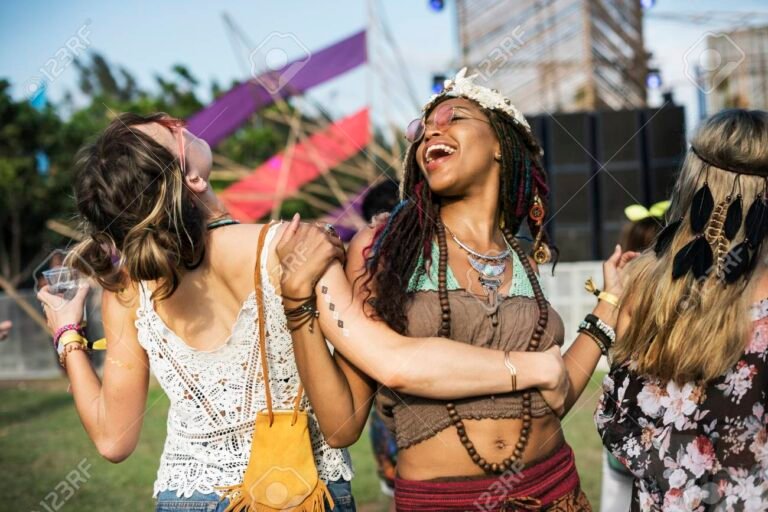 Dónde puedo ver La M Mexicana en vivo y en directo 30 gente disfrutando un concierto en vivo