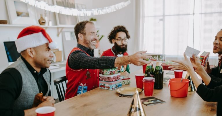 Cómo elegir la mejor aplicación para organizar un amigo secreto por WhatsApp 20 grupo de amigos celebrando un amigo secreto