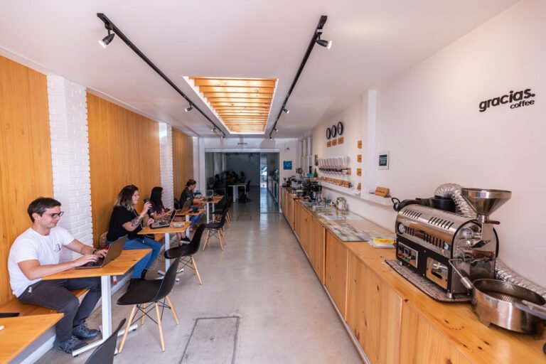 grupo de emprendedores colaborando en un cafe