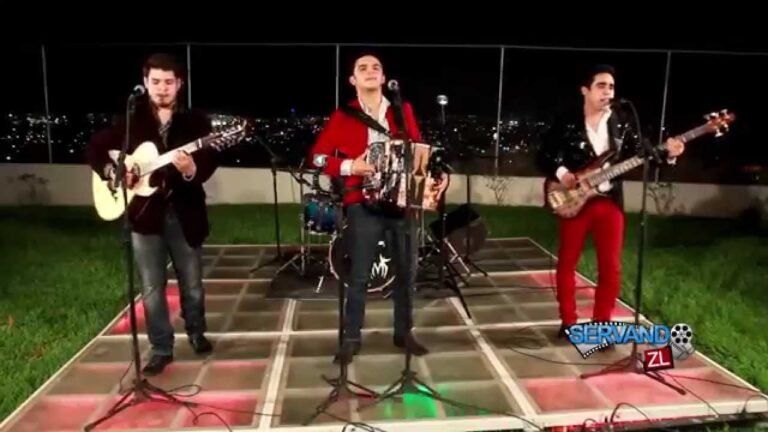 Quiénes son los intérpretes de "Así lo quiso Dios" de Eslabón Armado 4 grupo de musica en vivo tocando