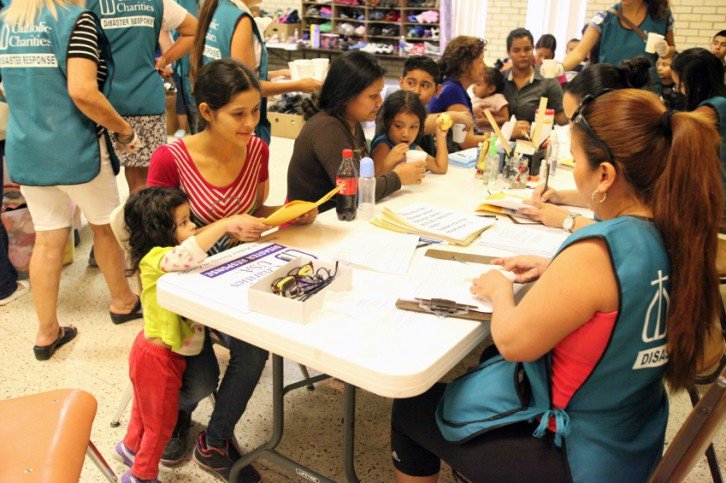 Qué es Cristo para las Naciones en Dallas y qué actividades ofrece 1 grupo de personas en actividad comunitaria