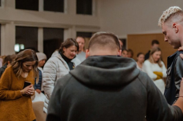 grupo juvenil en oracion y reflexion