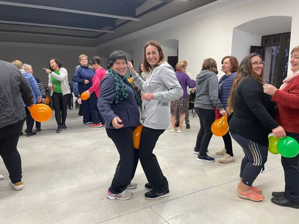 Qué dinámicas efectivas para romper el hielo puedes utilizar en grupos