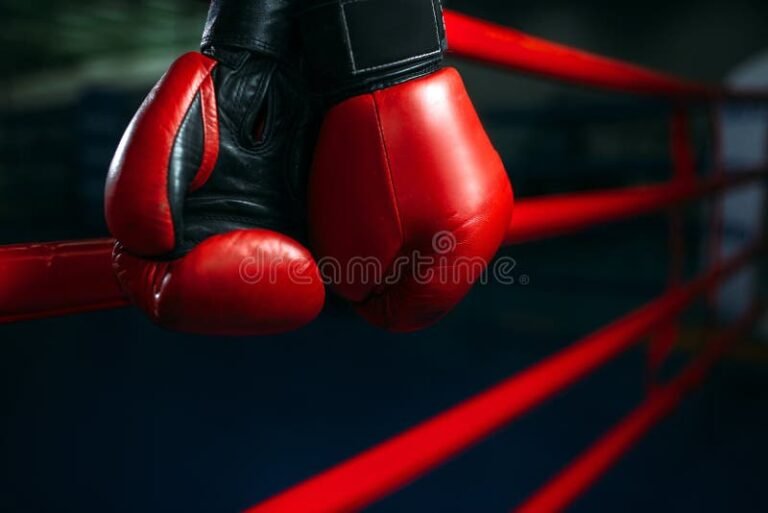 guantes de boxeo coloridos en un ring