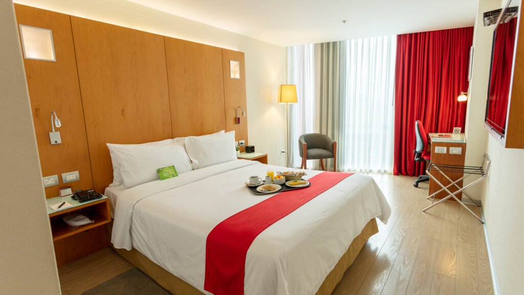 Qué servicios ofrece Ramada Encore by Wyndham Aguascalientes 1 habitacion moderna en hotel ramada encore