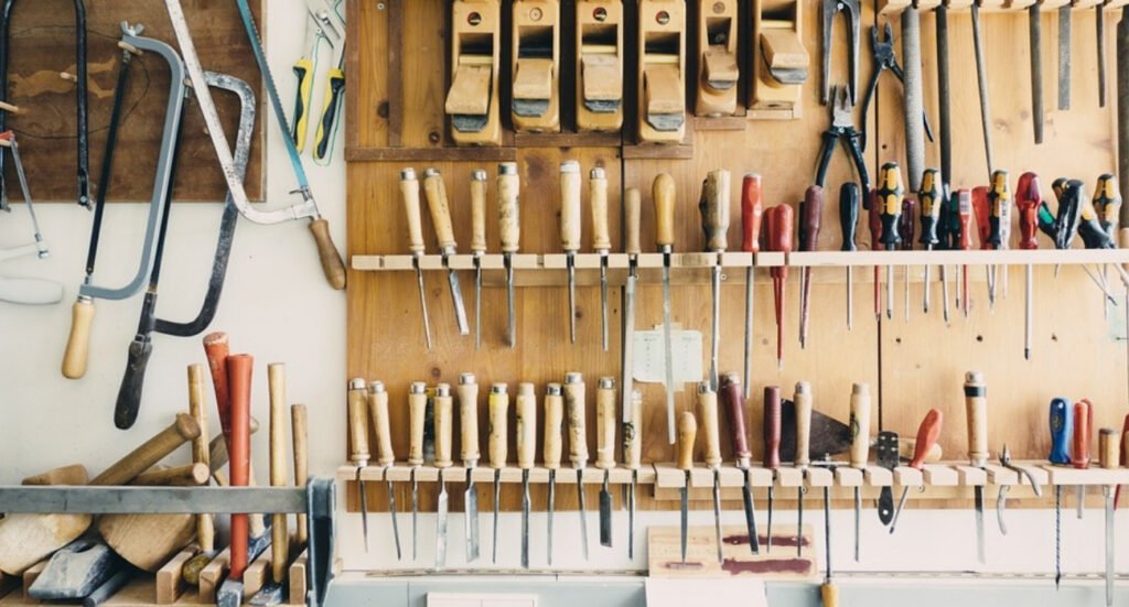 Qué productos ofrece Herrajes Martínez para carpinteros