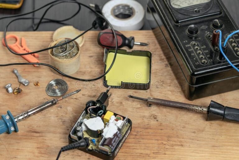 Cómo armar un kit de radio AM/FM fácilmente en casa 16 herramientas y componentes de radio en mesa