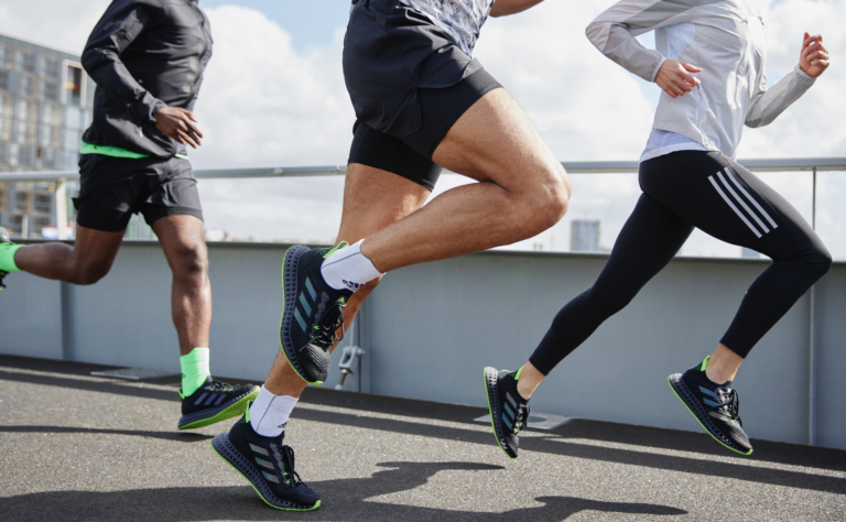 hombre corriendo con zapatillas adidas