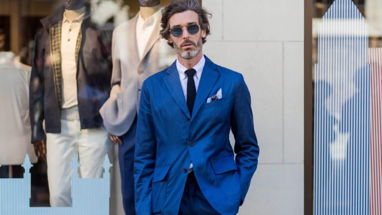 Cómo elegir el traje slim fit azul perfecto para hombre 12 hombre elegante vistiendo traje slim fit azul