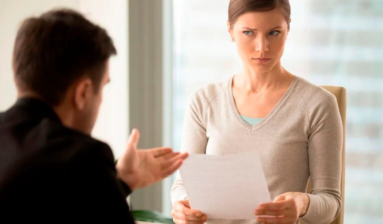 hombre explicando a mujer en conversacion