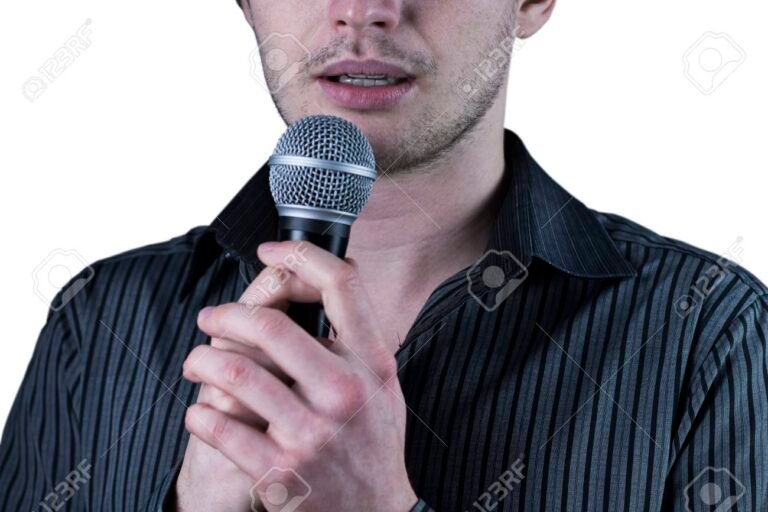 hombre hablando con un microfono