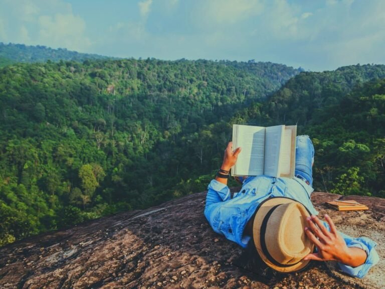 hombre leyendo en un paisaje latinoamericano