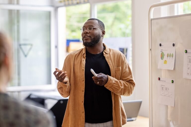 hombre plus size eligiendo camisa