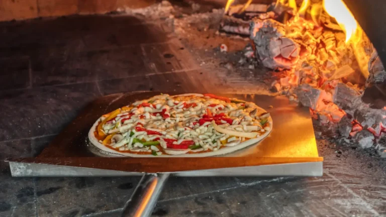 horno de lena con pizzas cocinandose