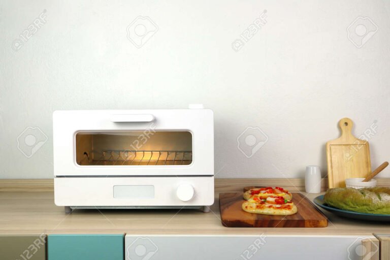 Qué características destacan del horno tostador Black and Decker 22 horno tostador moderno en cocina minimalista