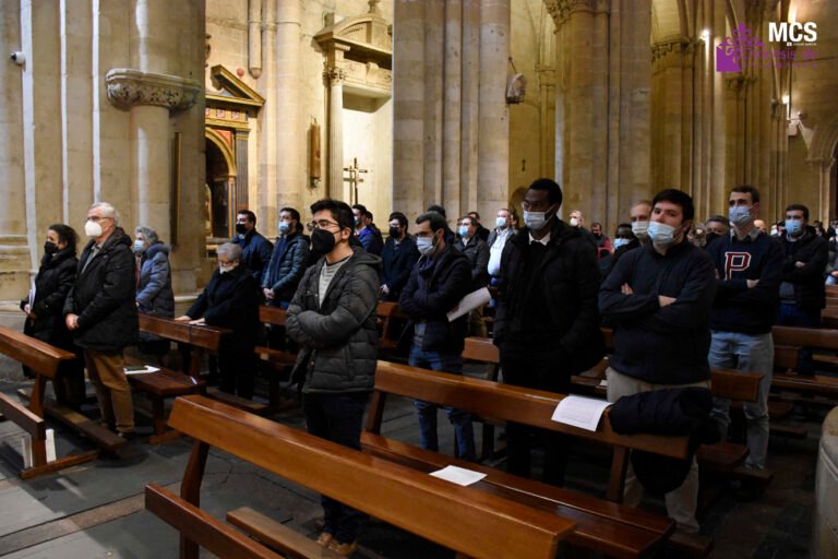 Qué sermones cristianos son ideales para predicar este domingo 22 iglesia llena de fieles escuchando