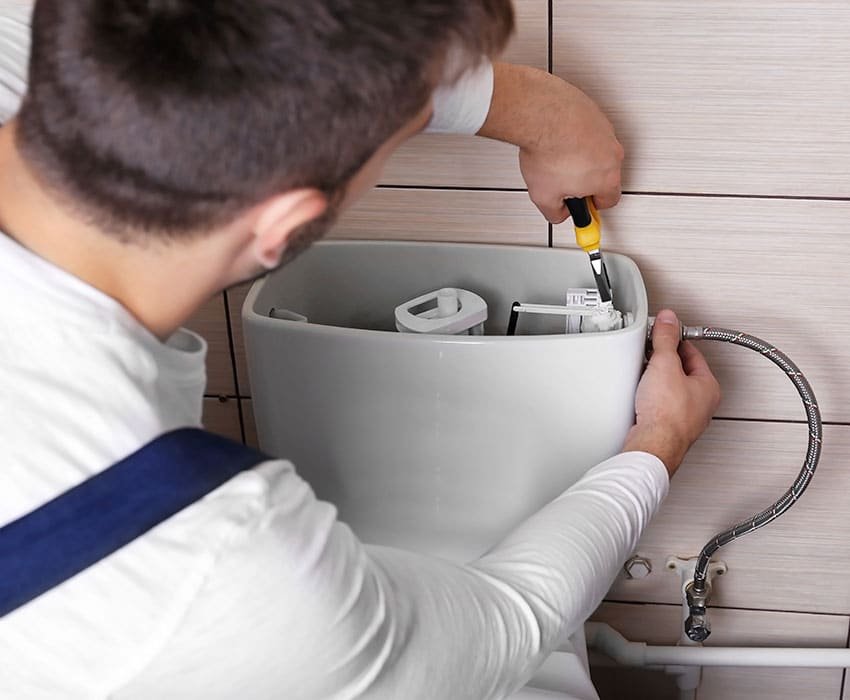 Cómo detectar y reparar una fuga de agua en el inodoro correctamente