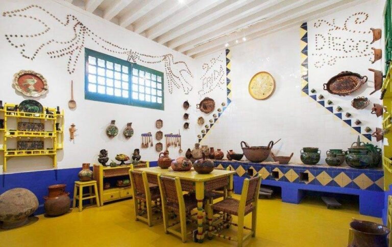 Qué actividades y experiencias ofrece el Museo Frida Kahlo Casa Azul 9 interior colorido del museo casa azul