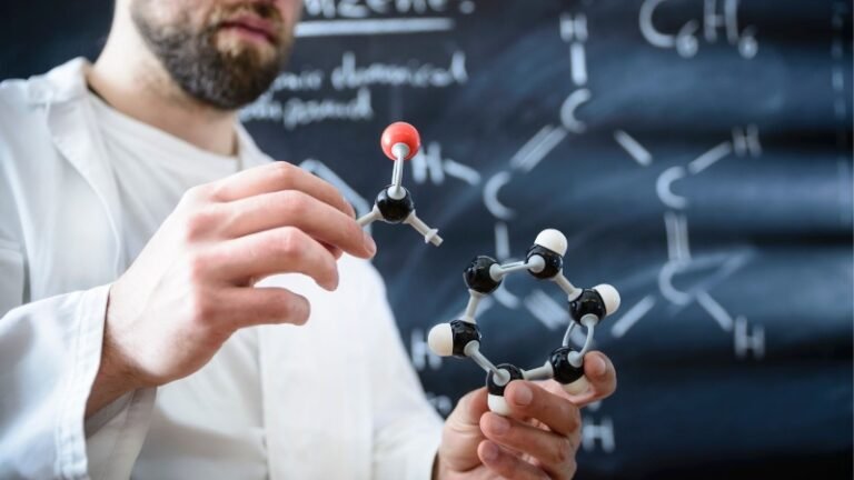 investigadora en accion revelando verdades ocultas