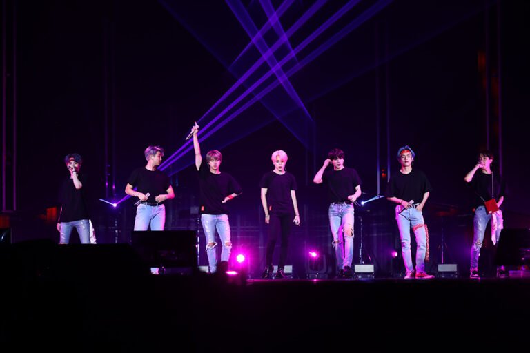 j hope actuando en un escenario vibrante