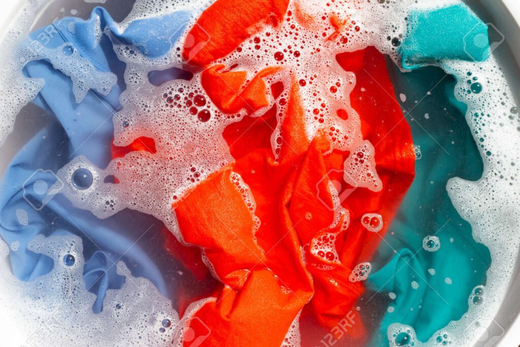 Por qué elegir jabón líquido para ropa con más color y sus beneficios