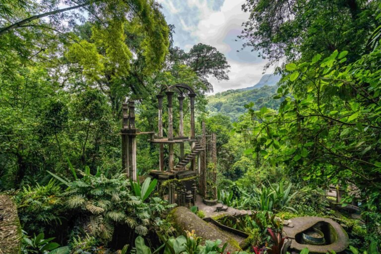 jardines exoticos y esculturas surrealistas