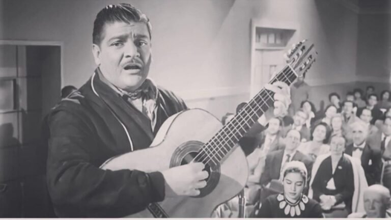 jose alfredo jimenez con guitarra en el escenario