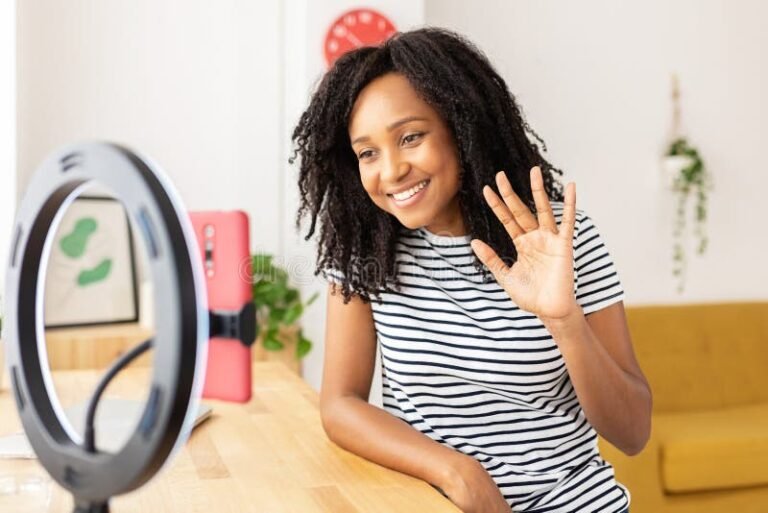 Cómo Puedo Aumentar Mis Likes en TikTok Rápidamente 14 joven creando contenido en smartphone